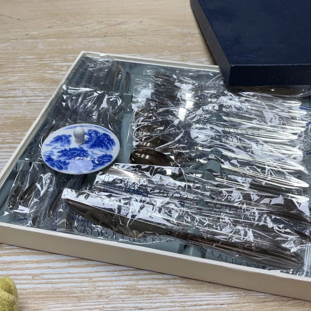 瓷片晴*.密密麻麻地排列着一个大