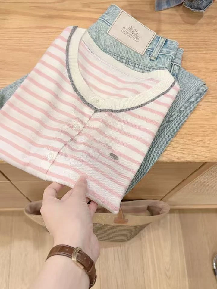 七言家！ins穿搭#粉条纹明线包边撞色短袖开衫