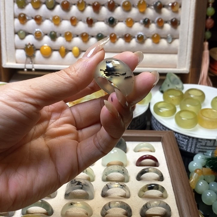 兔****蛇纹石玉未镶嵌颈饰