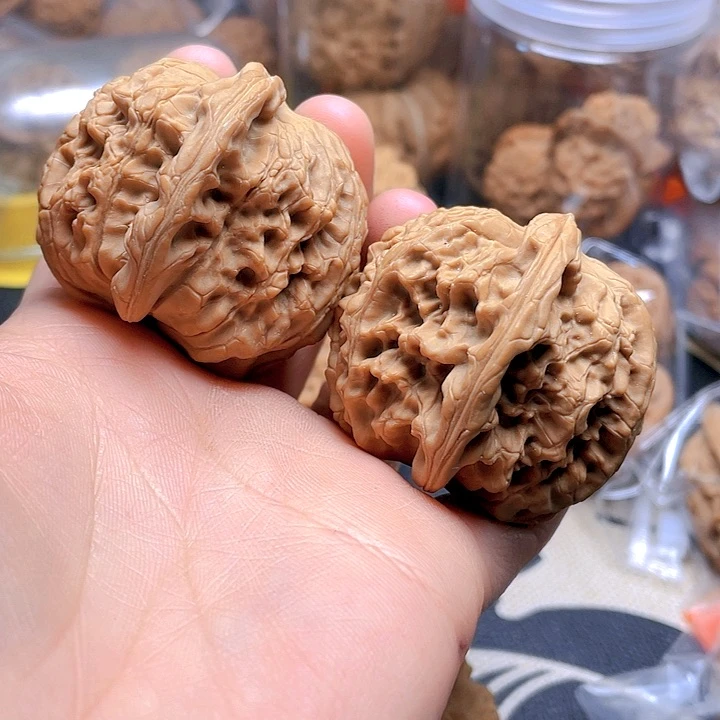 文玩核桃吊坠马老四一对
