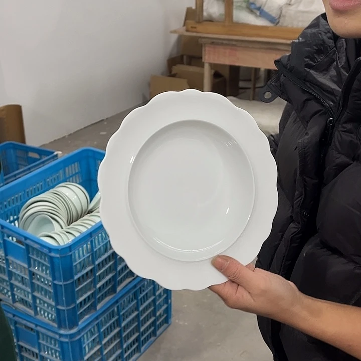 瓷片高白泥白色花边草帽汤盘2个微瑕包邮