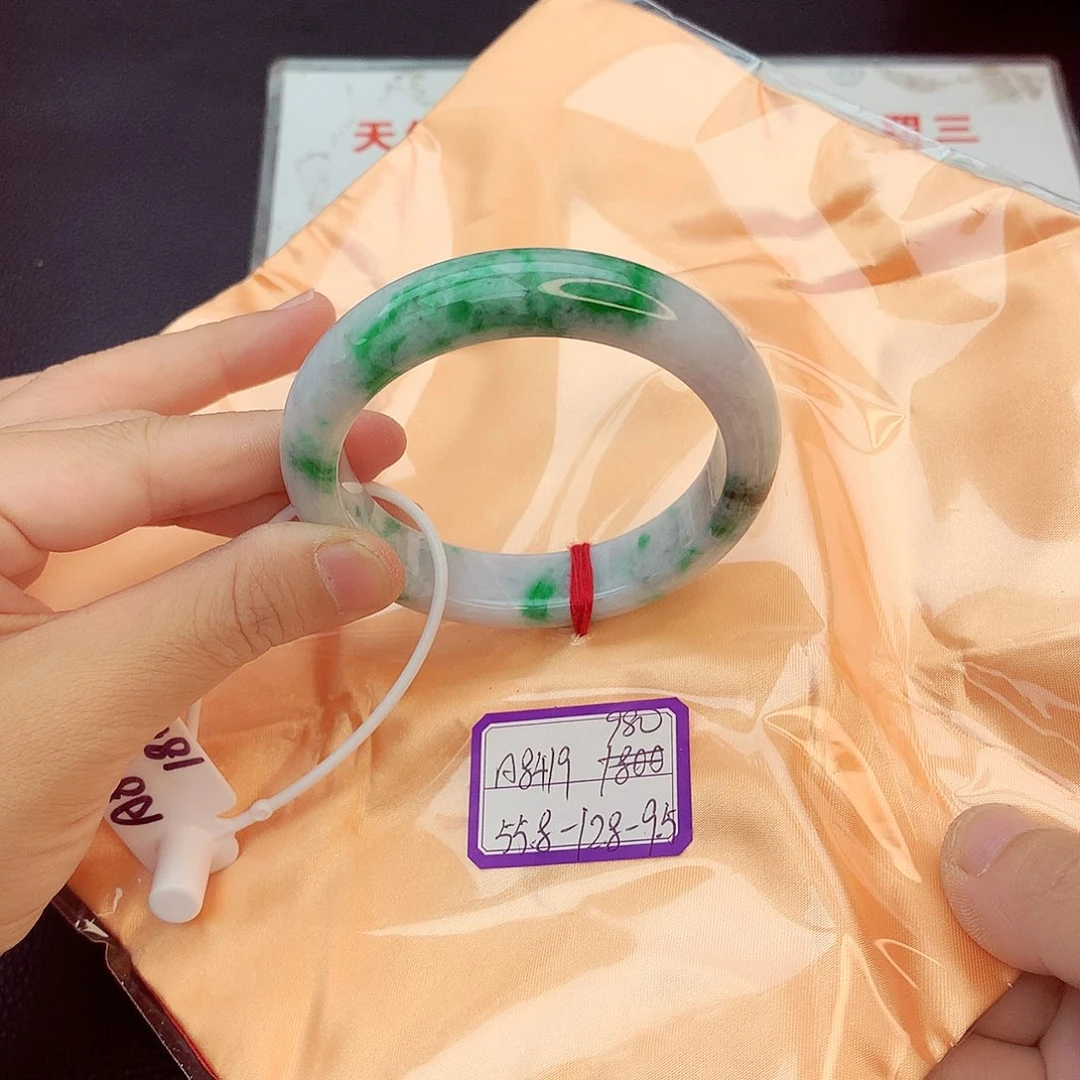 翡翠手镯未镶嵌翡翠