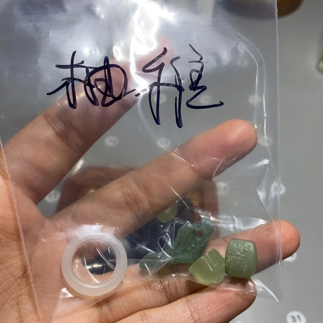 蛇纹石玉未镶嵌颈饰⁽****⁾