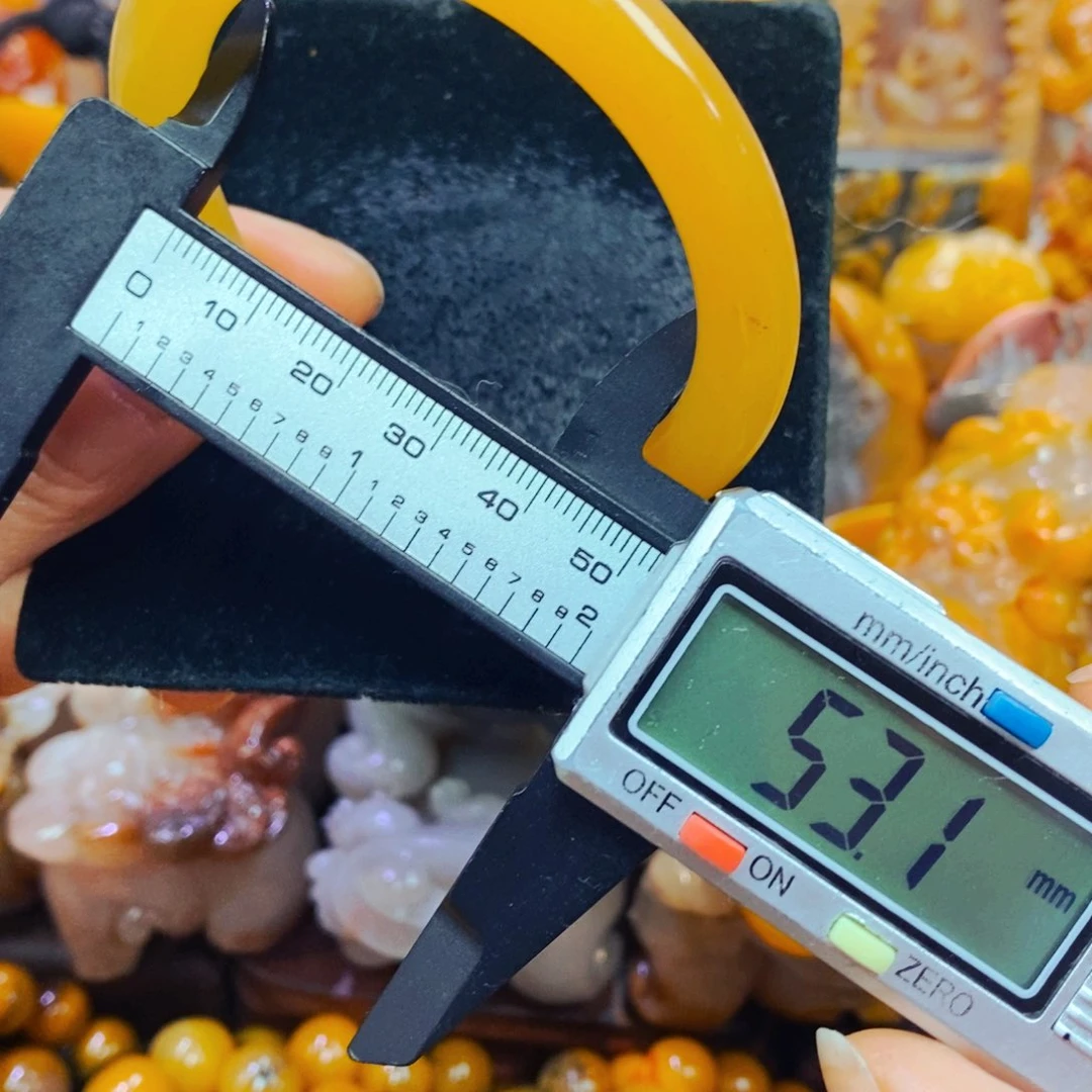 未镶嵌石英质玉（黄龙玉）颈饰