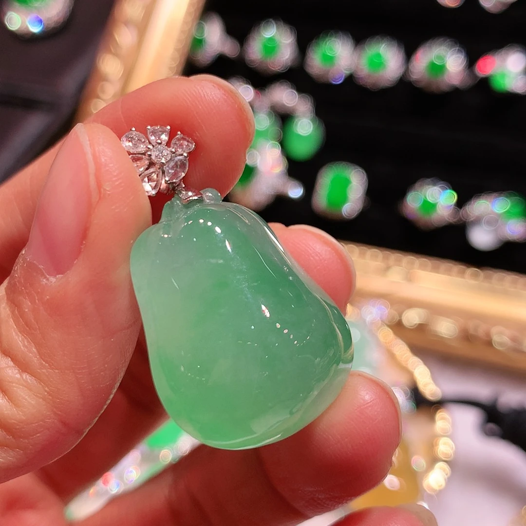 18K金镶嵌戒指翡翠福瓜