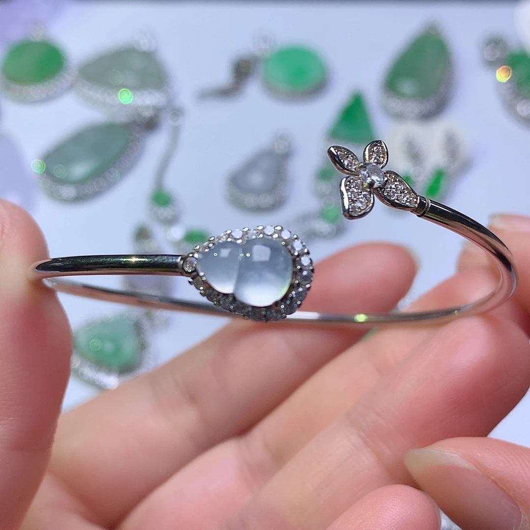 翡翠未镶嵌颈饰葫芦