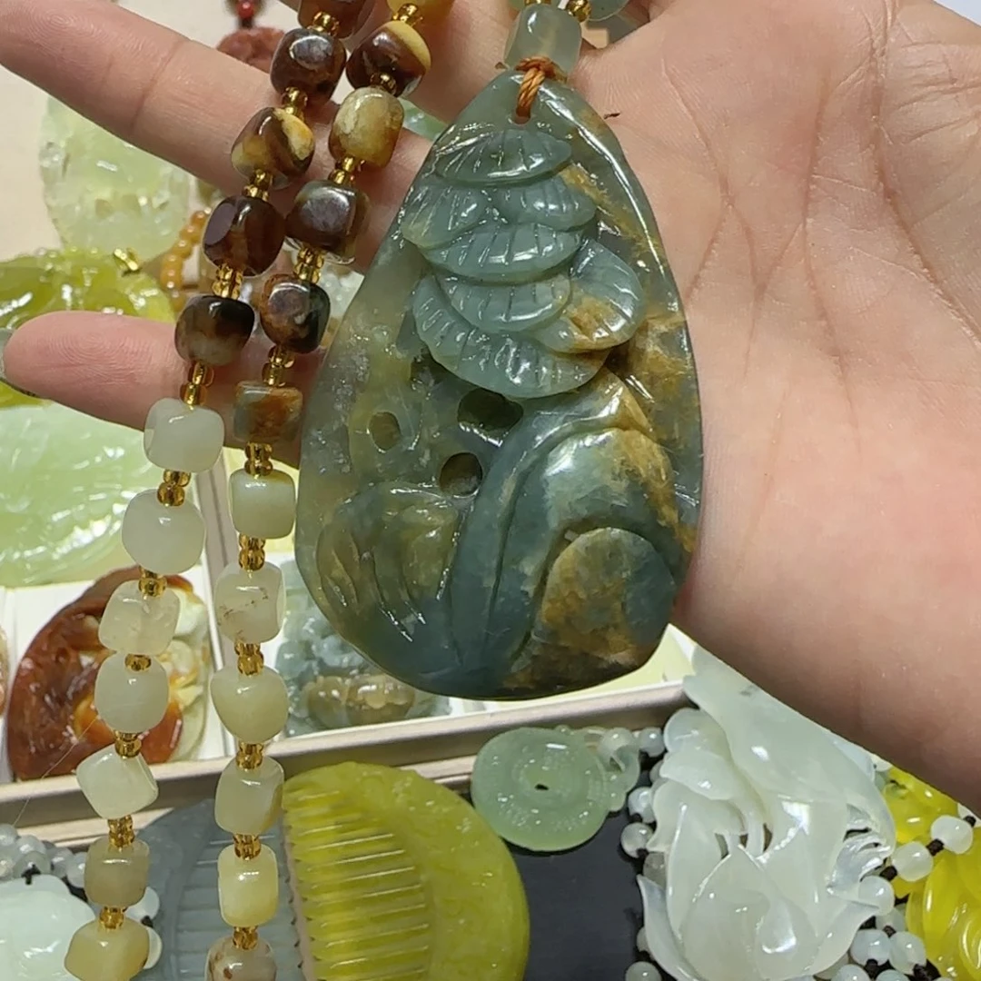 未镶嵌蛇纹石玉吊坠
