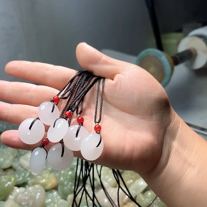 颈饰未镶嵌石英质玉