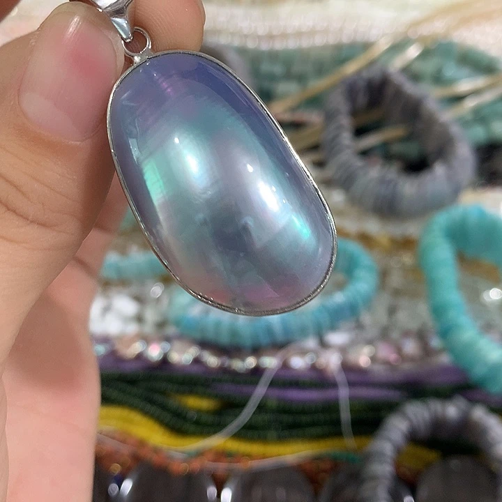 一个蓝色马贝吊坠