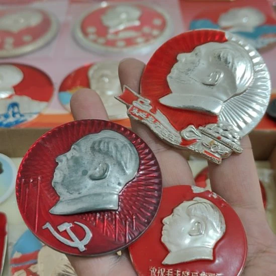 荟***斋其他普通金属圆形红色人物像章