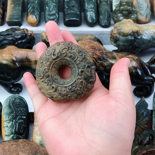 未镶嵌岫岩河磨玉（透闪石质玉）把件