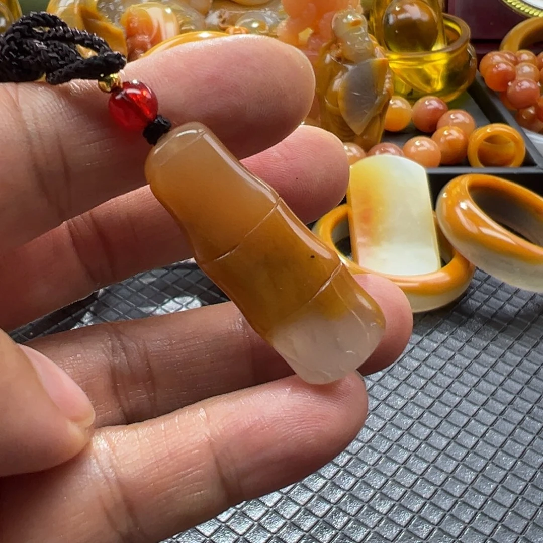 石英质玉未镶嵌颈饰