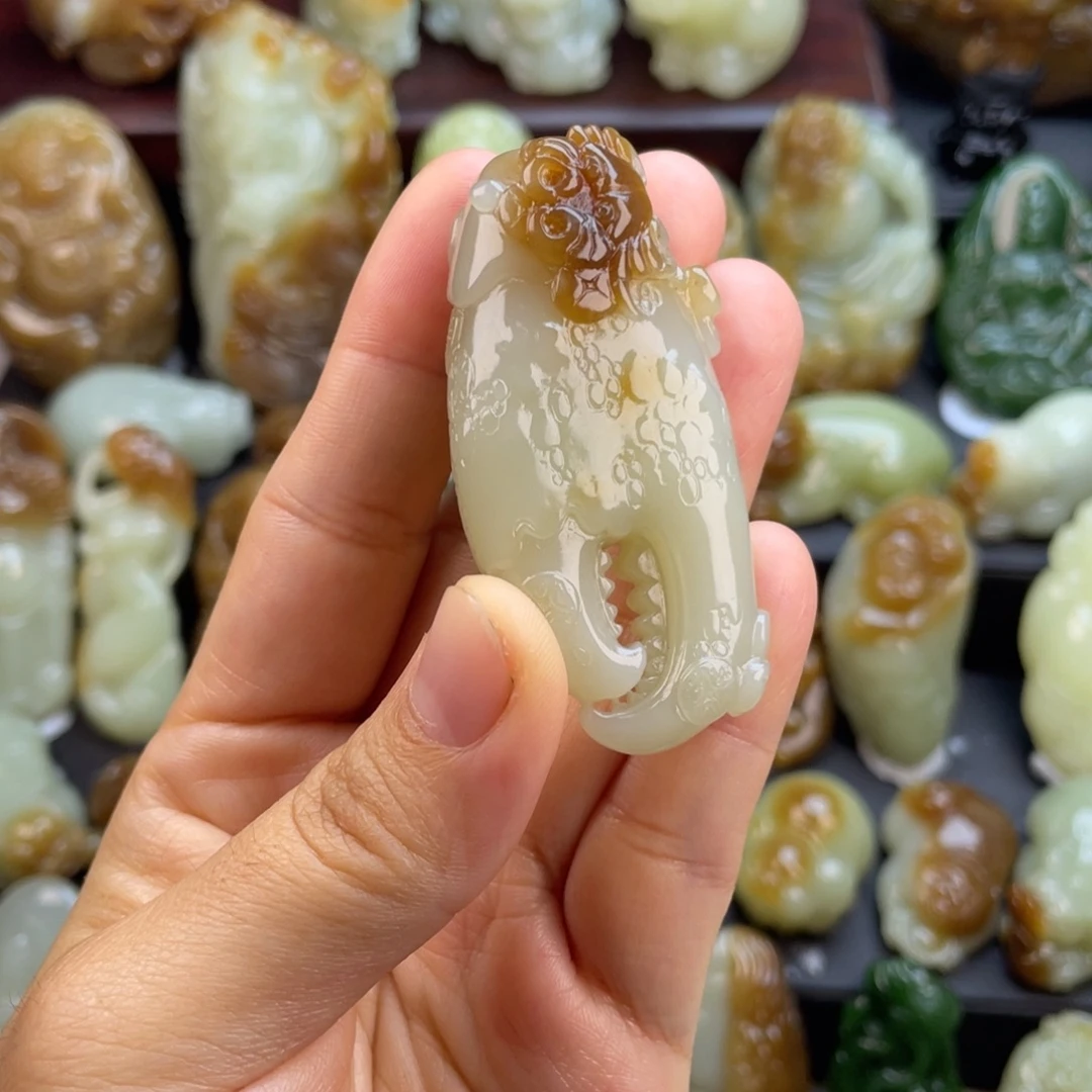 薄***秋和田玉未镶嵌颈饰