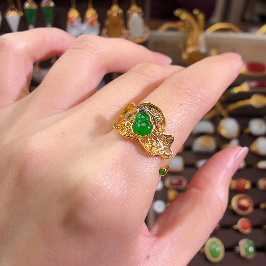 颈饰18K金镶嵌翡翠