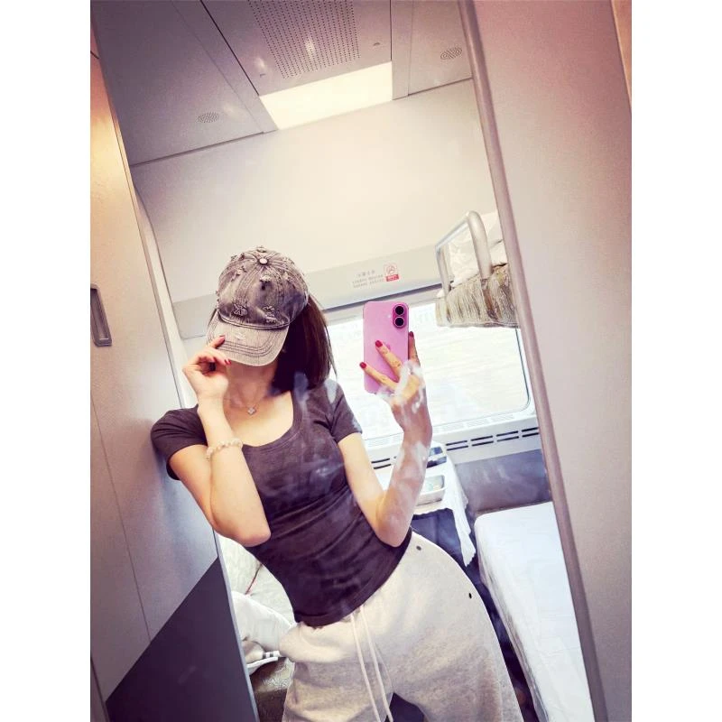 尹千金【质感在线】深灰色正肩U领修身简约基础休闲T恤S256024短袖