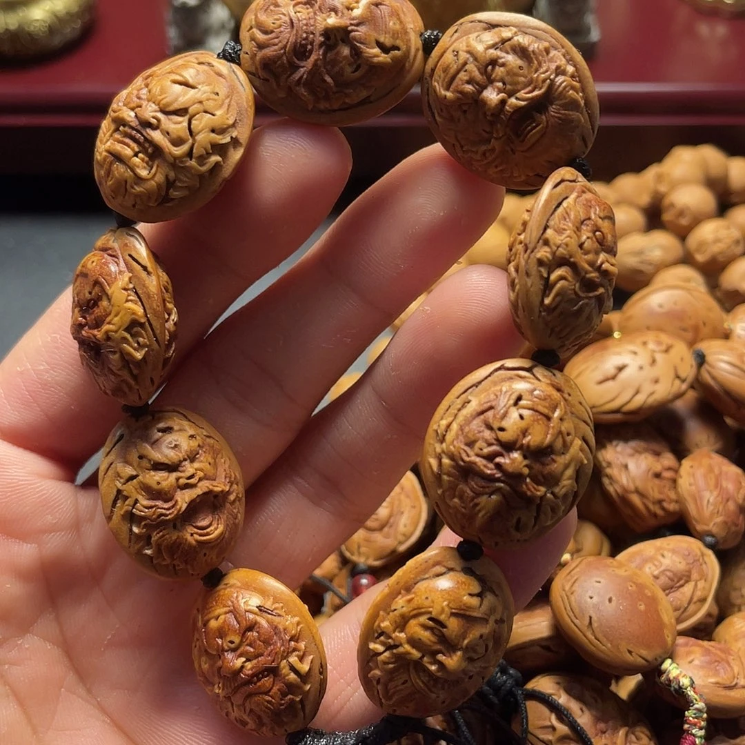 大桃核雕刻瑕疵钟馗头