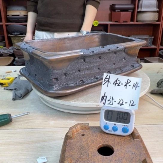 跳***过紫砂花盆里都藏满