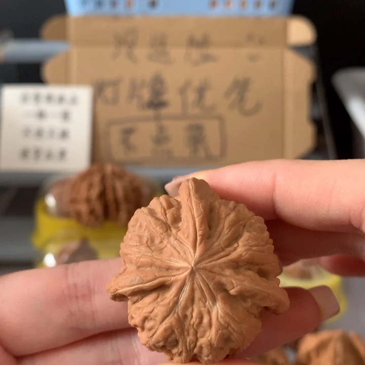 举***独吊坠文玩核桃异形单只，有瑕疵