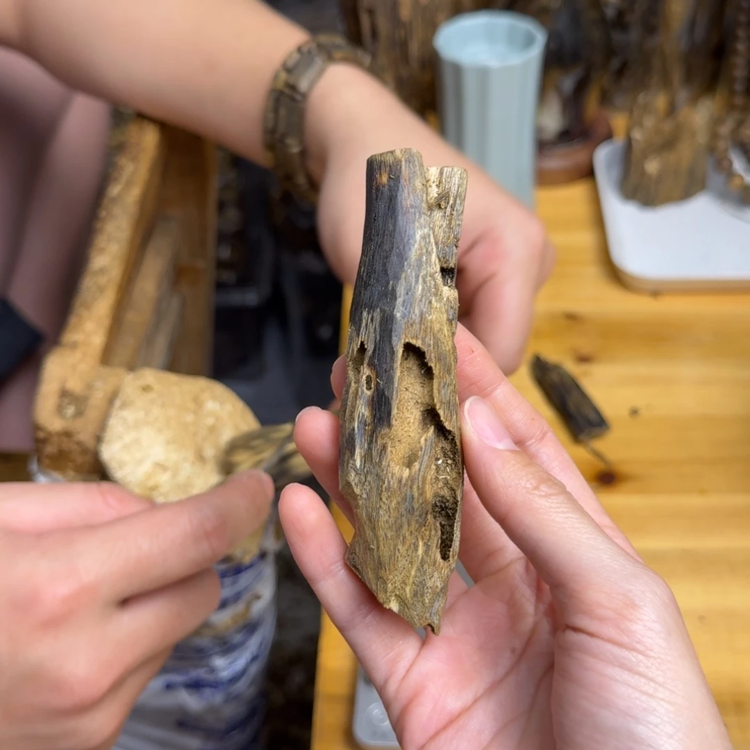 沉香沉香碎屑蓝宝石品种块料19克