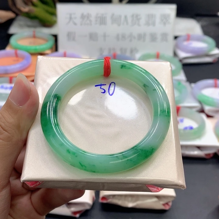 翡翠手镯未镶嵌翡翠