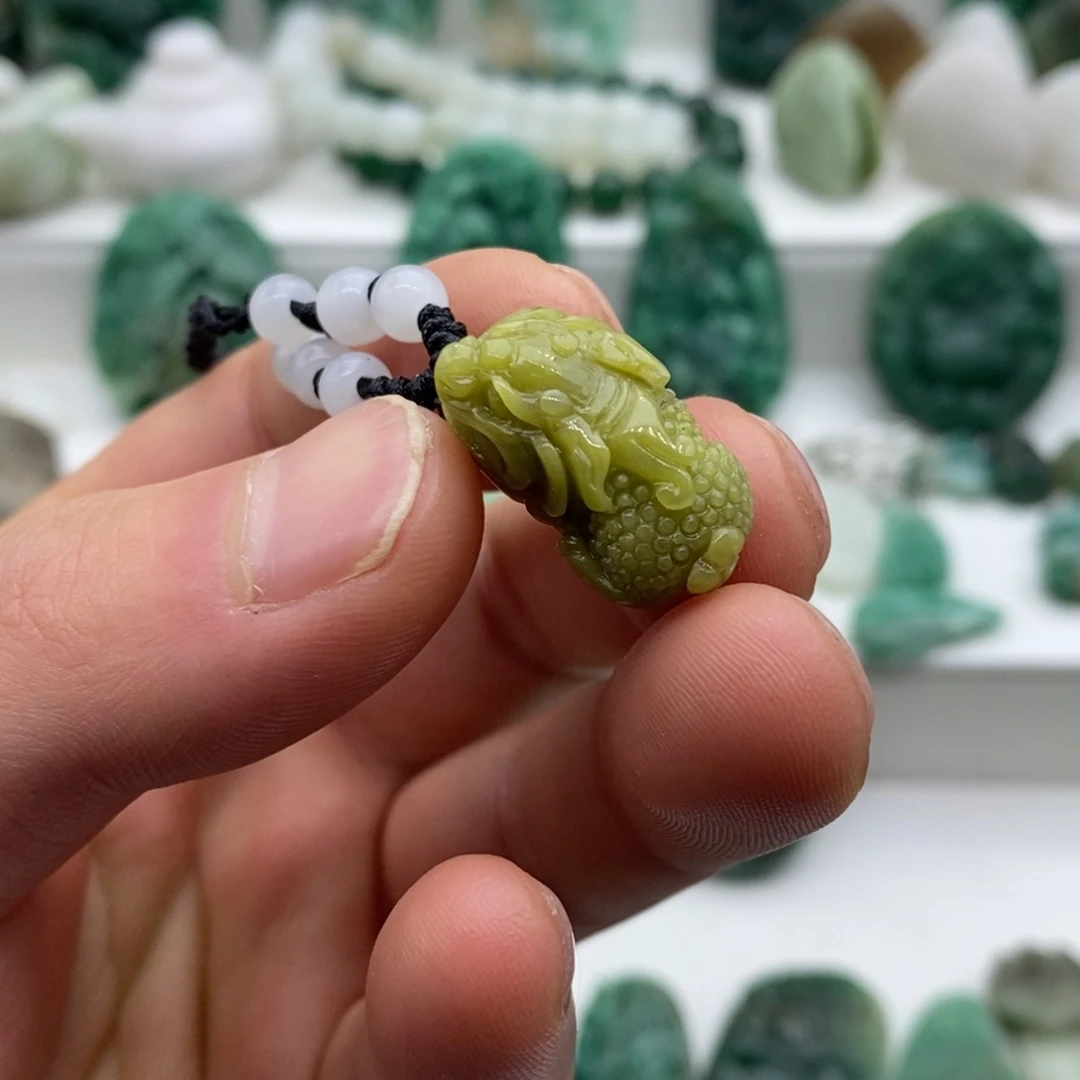 独山玉颈饰未镶嵌