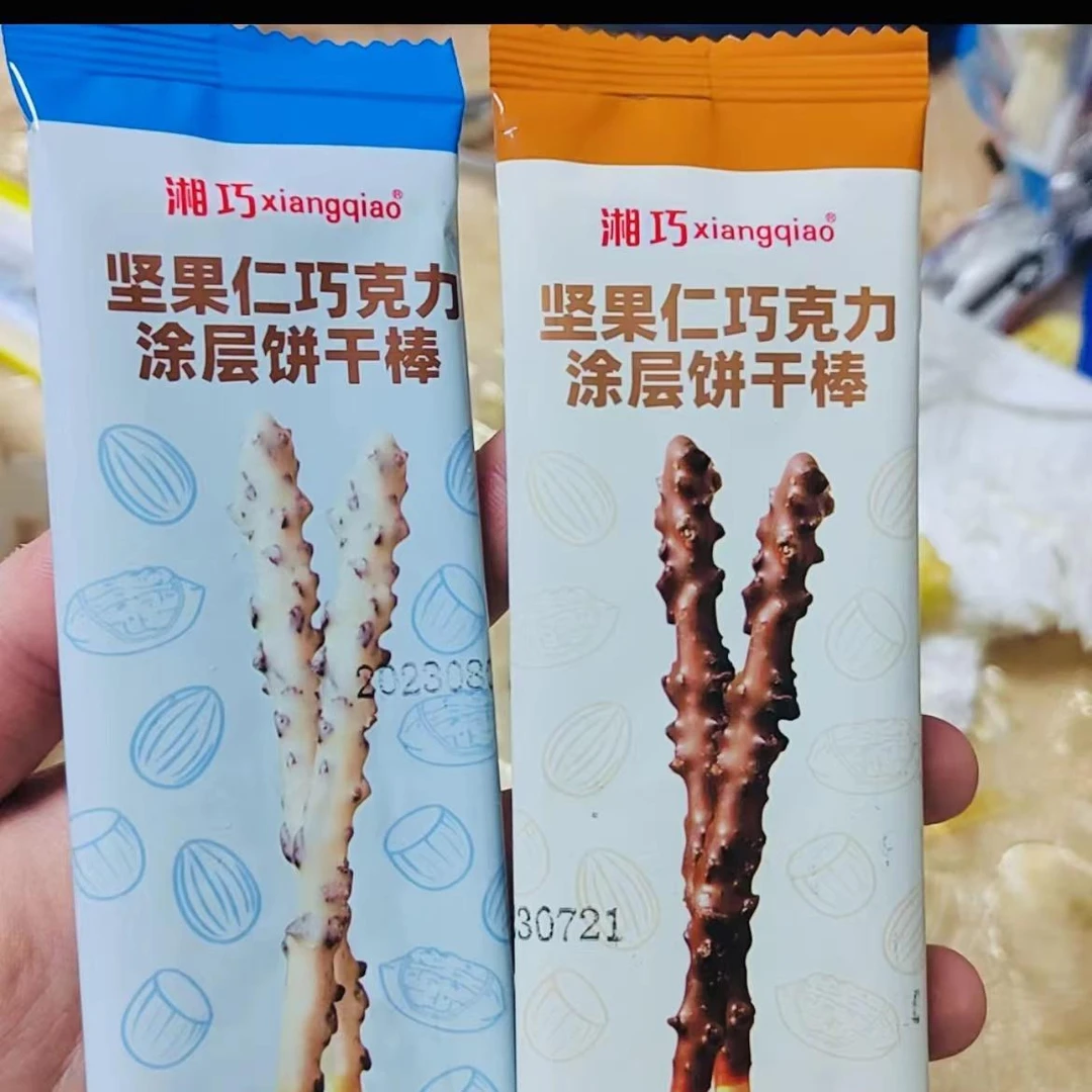 新货湘巧坚果仁巧克力味手工儿童办公室涂层饼干棒巧克力饼干休闲