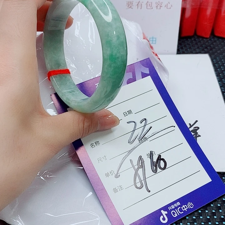 翡翠手镯未镶嵌翡翠