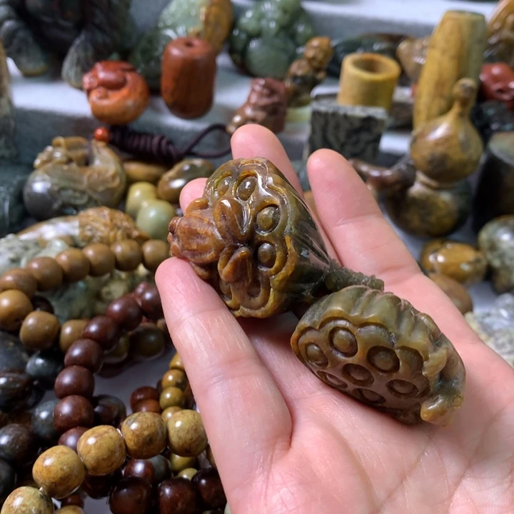 未镶嵌岫岩河磨玉（透闪石质玉）把件