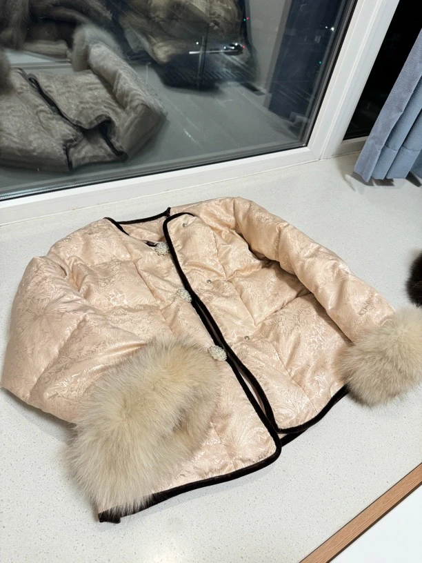 [Lin Lin]“新年战袍”2025定制国风高品质圆领盘扣狐狸毛袖羽绒服