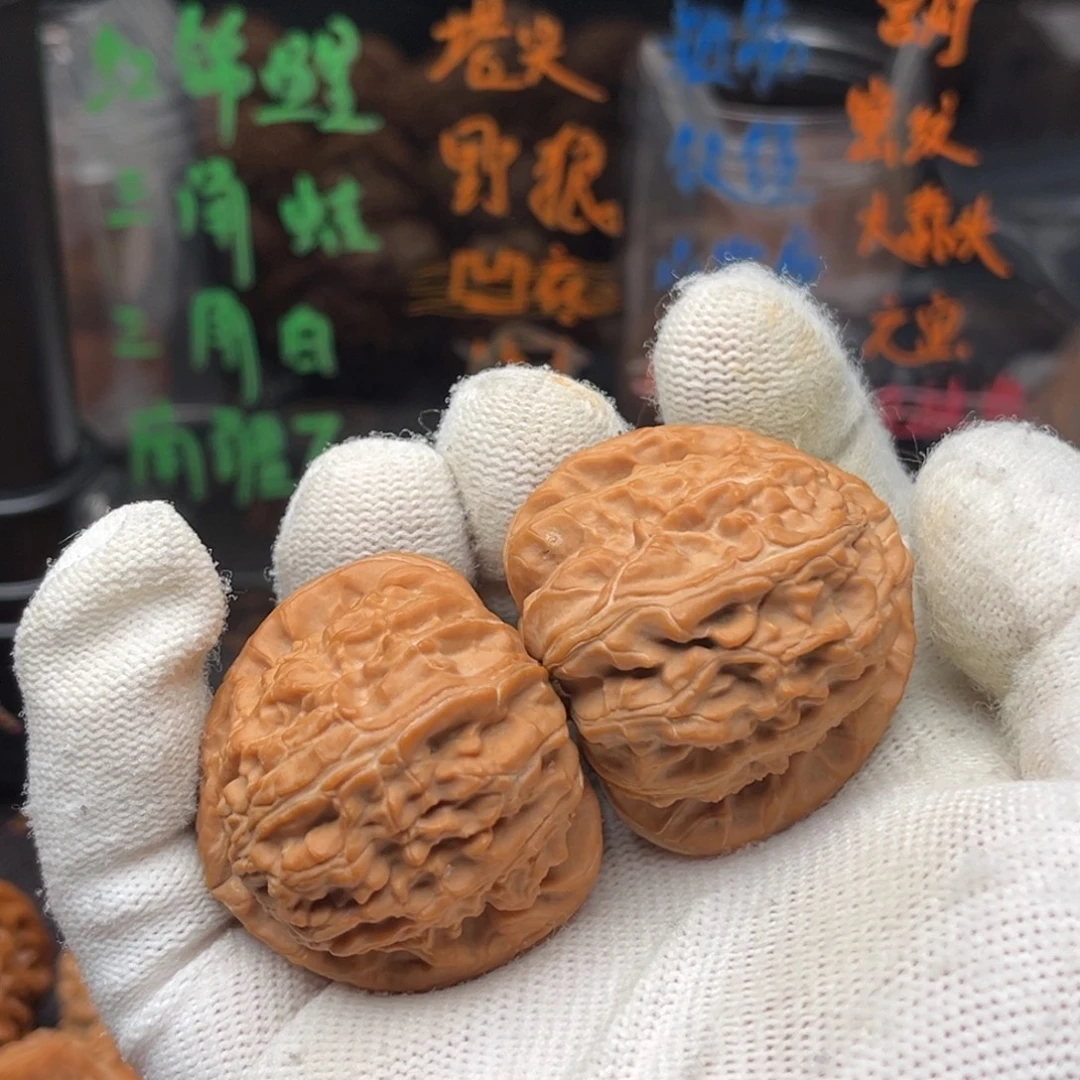 文玩核桃吊坠三角白