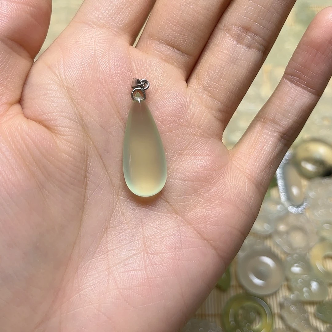 h***宝岫玉未镶嵌颈饰吊坠