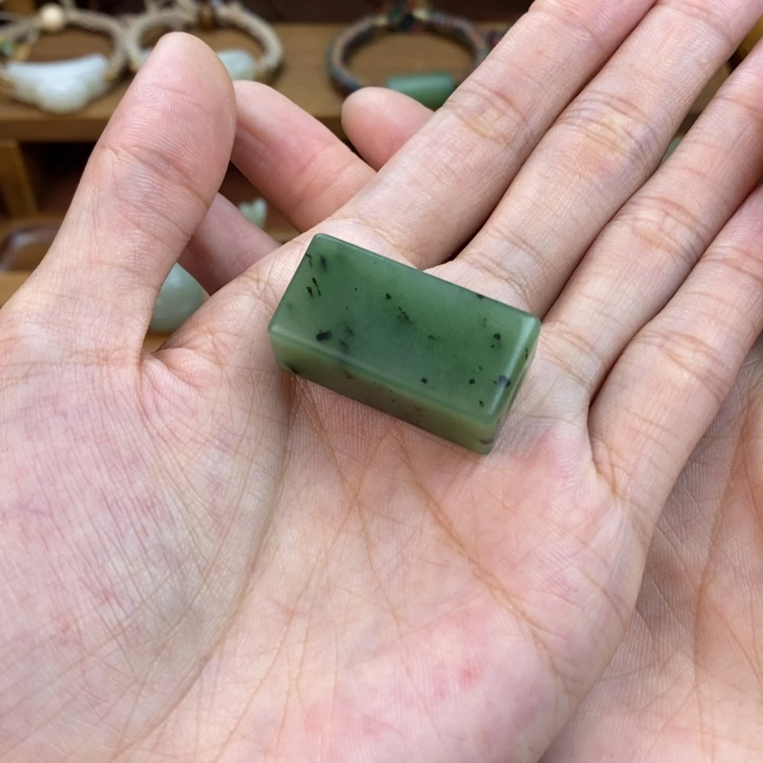 喜***闻和田玉（碧玉）未镶嵌颈饰