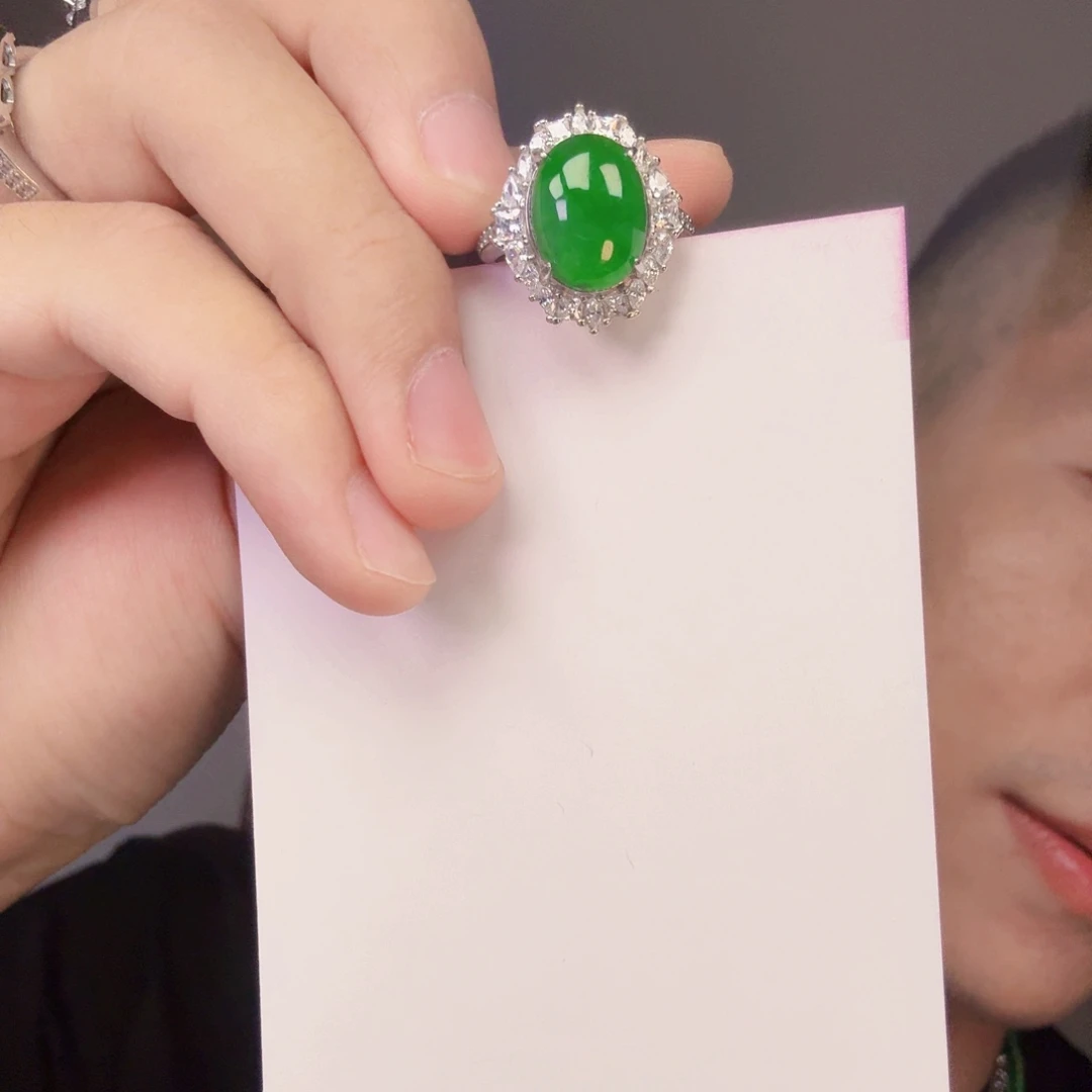 翡翠未镶嵌颈饰一件