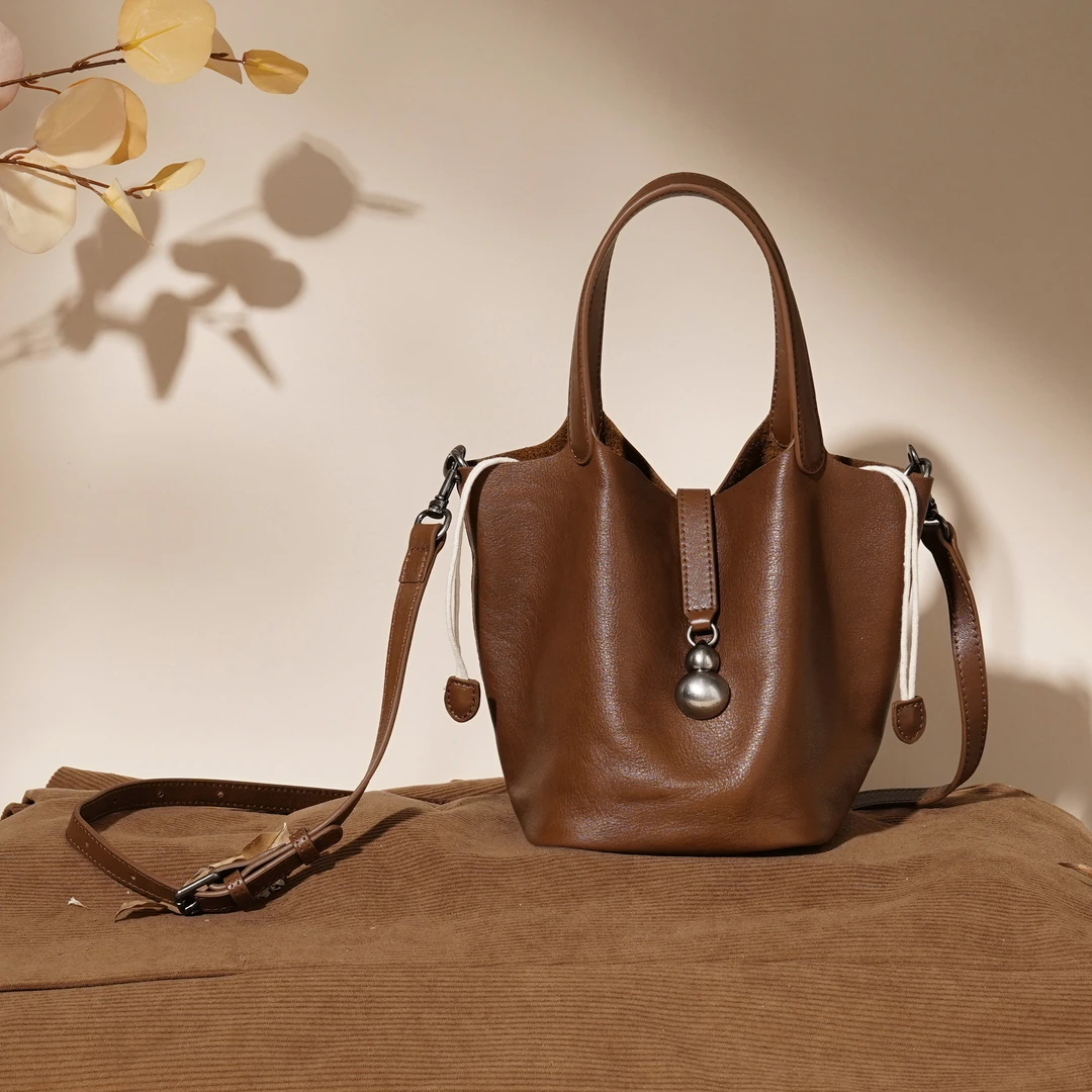 岩牛2025新款菜篮子11包包女百搭通勤手提水桶包斜挎包YN3637