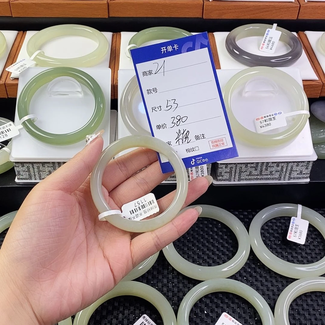 和田玉手镯未镶嵌糖***场