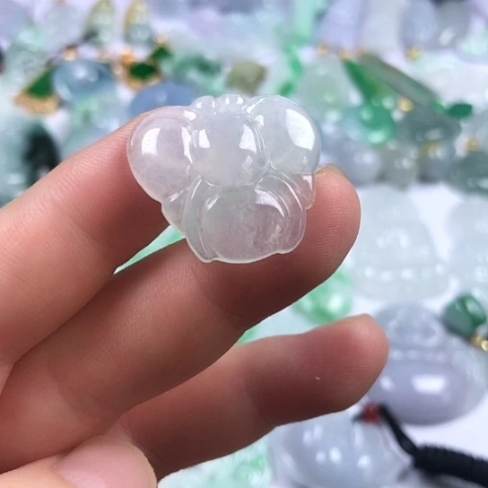 翡翠未镶嵌颈饰蝴蝶