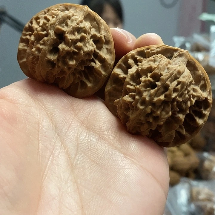 文玩核桃把件44红皮乾隆纹