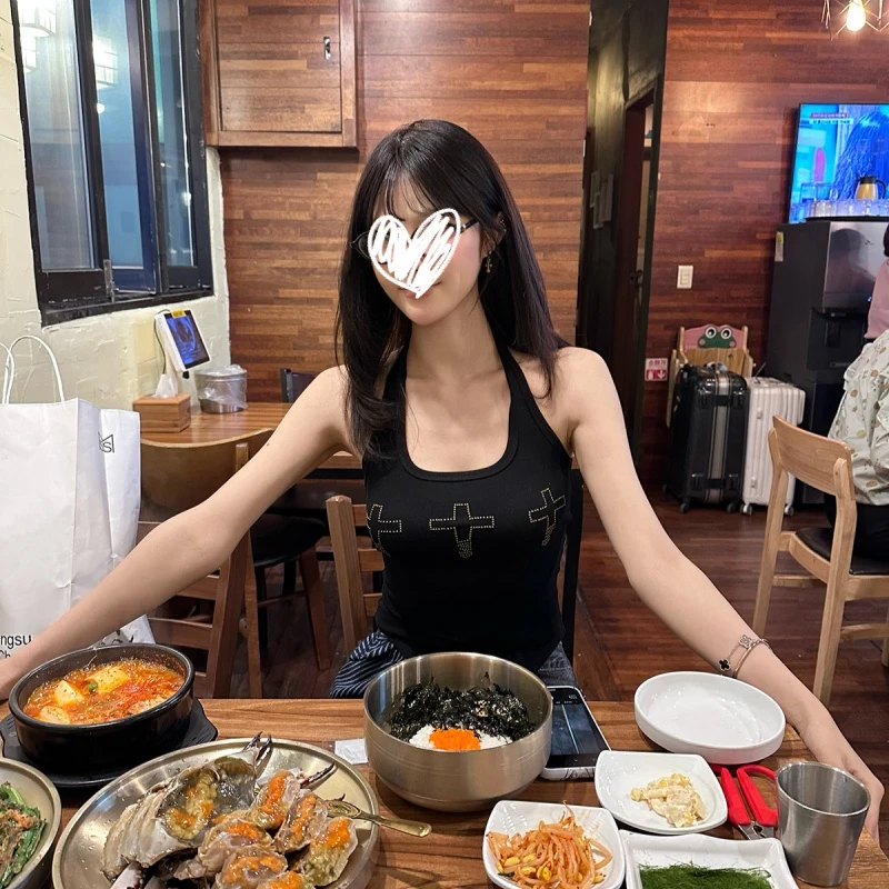 艺等美式复古设计感黑色十字粘钻背心2025年夏季新款修身显瘦上衣