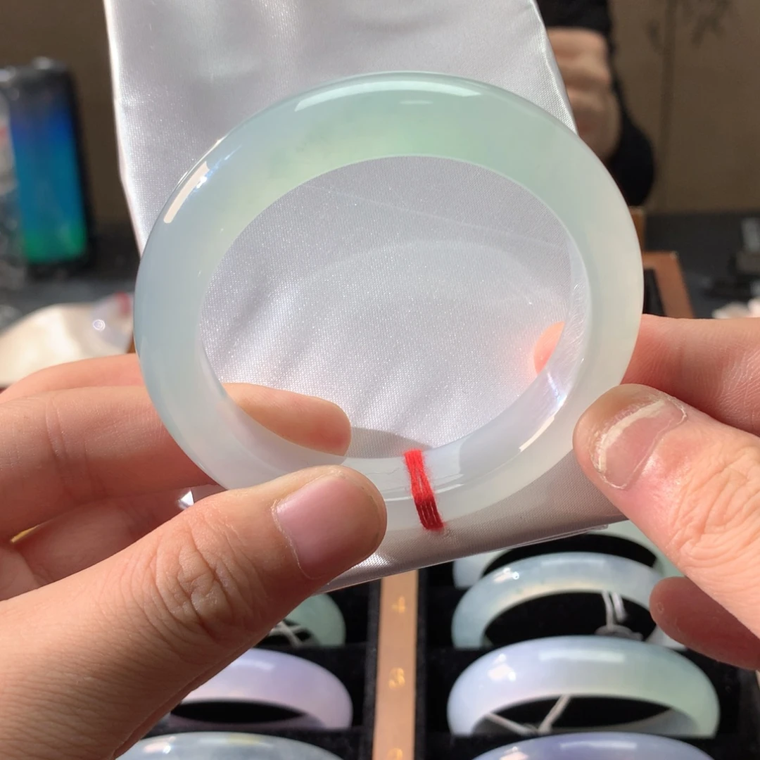 翡翠未镶嵌手镯天空晴蓝