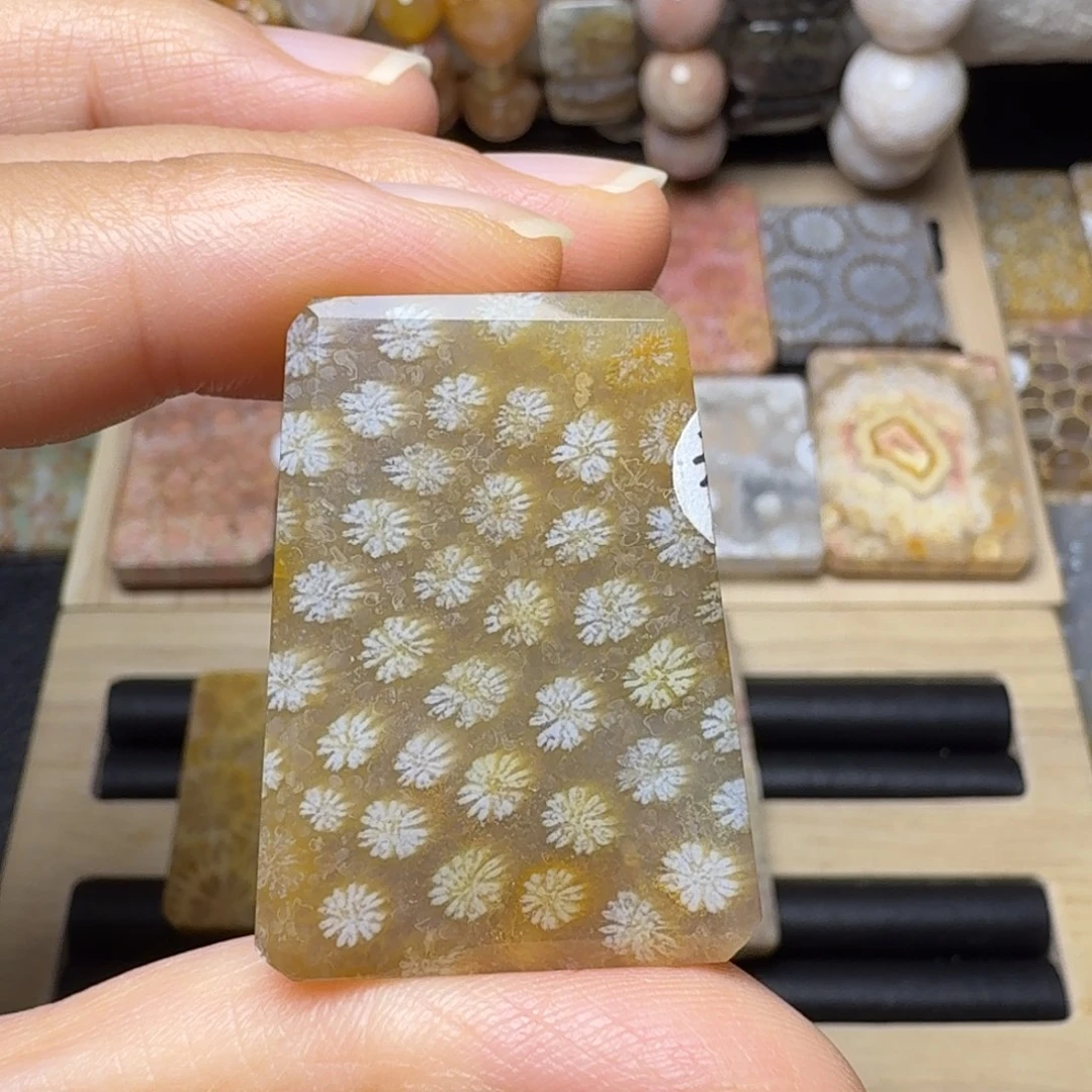 硅化玉未镶嵌糖底立体满花