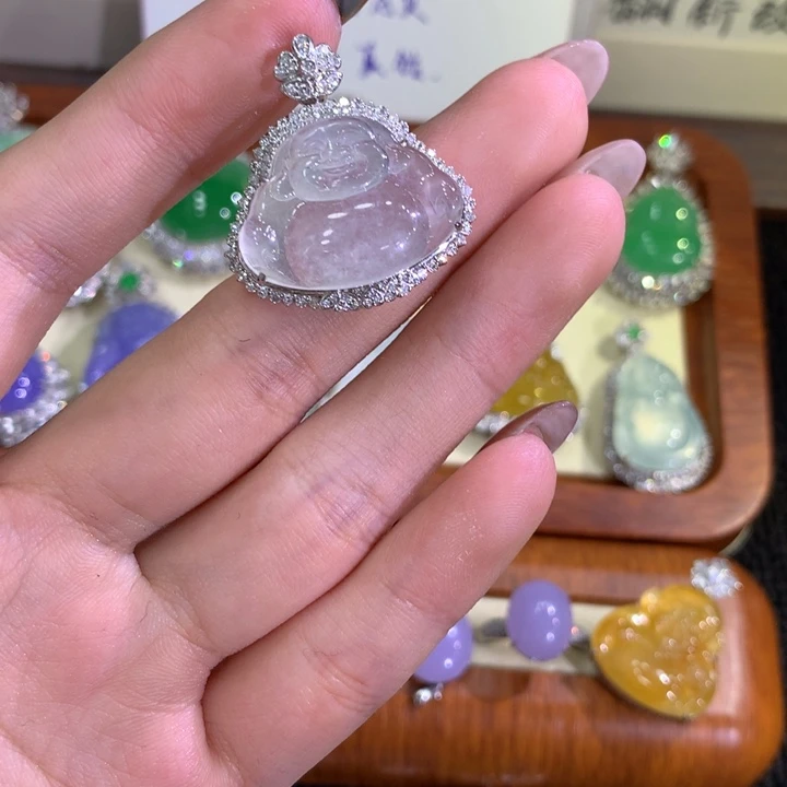 颈饰18K金镶嵌翡翠