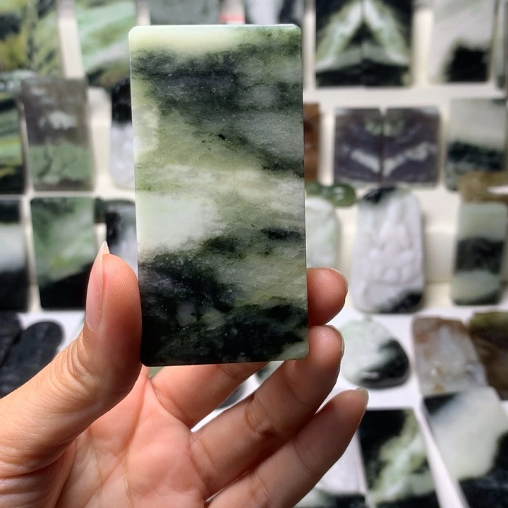 独山玉未镶嵌颈饰