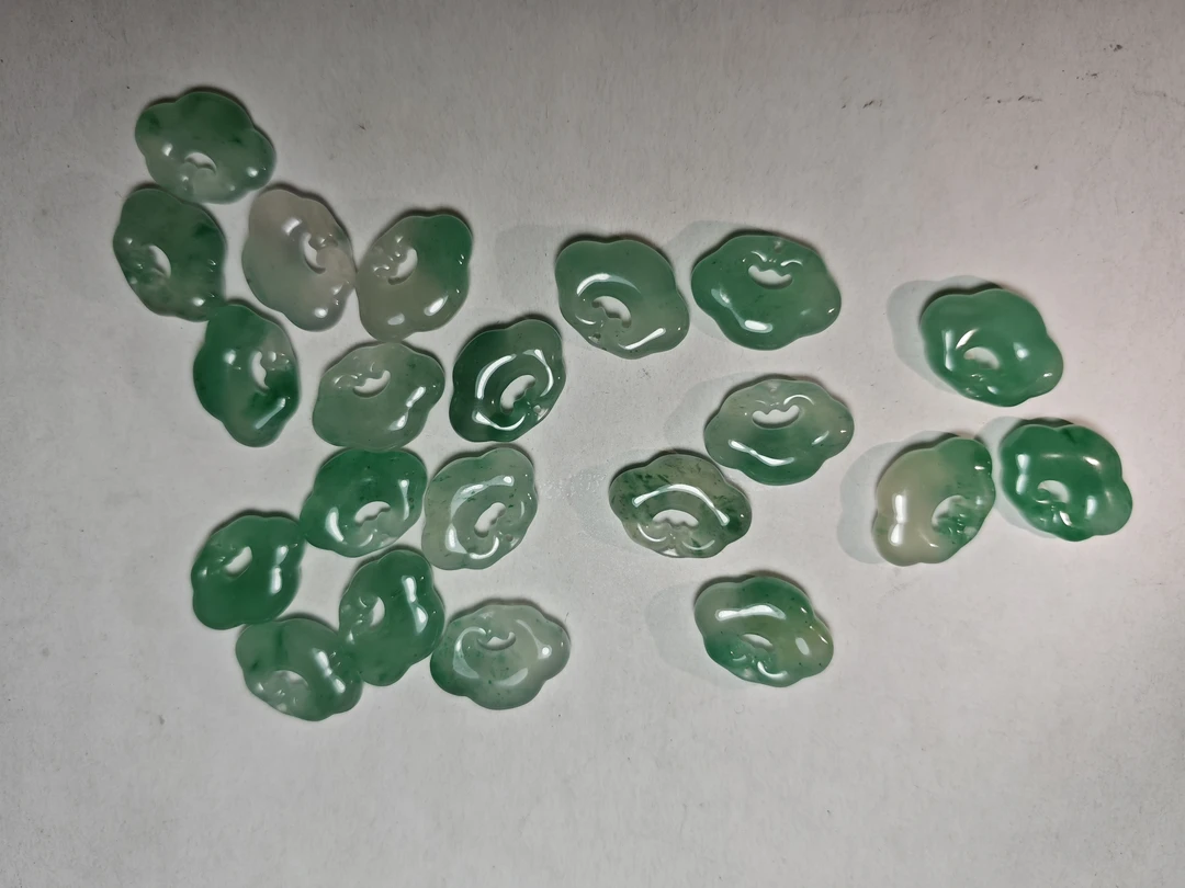 纯天然A货非洲翠 冰飘花祥云如意锁吊坠高级精致（多样性发其一）