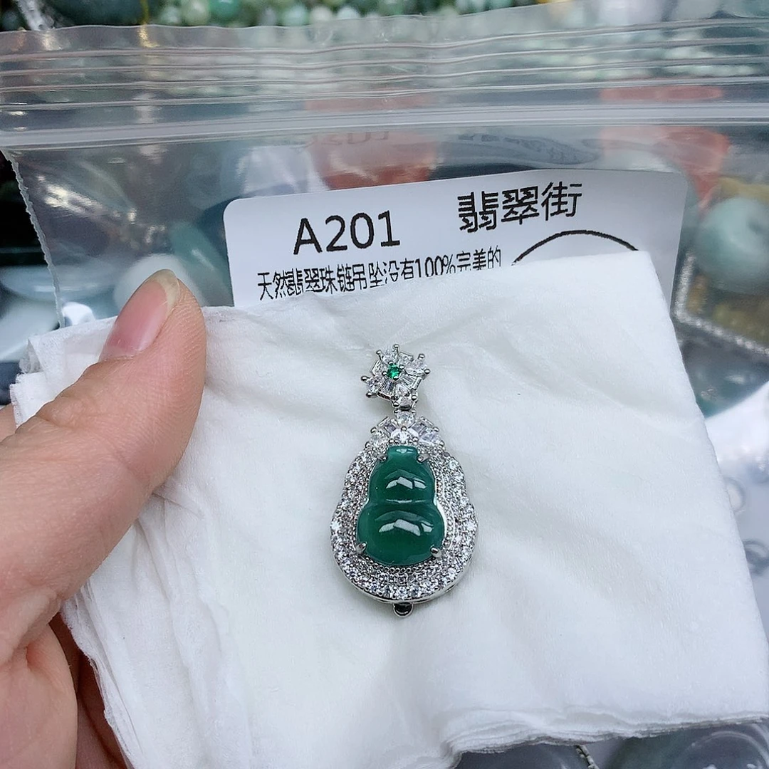 翡翠颈饰足银镶嵌翡翠