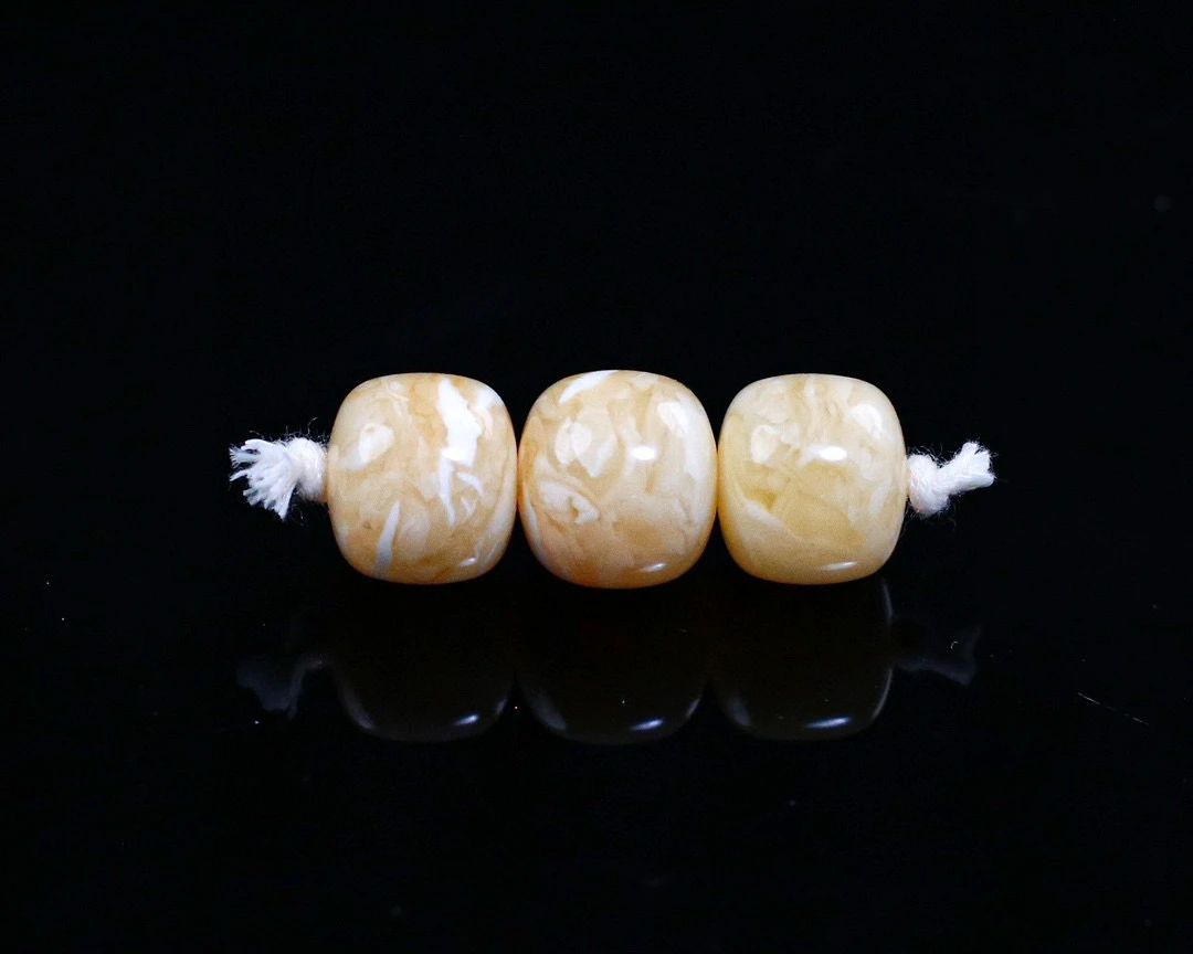 2.6克蜜蜡老型，11.5*9.6mm俄料粉白沁色蜡精工老型