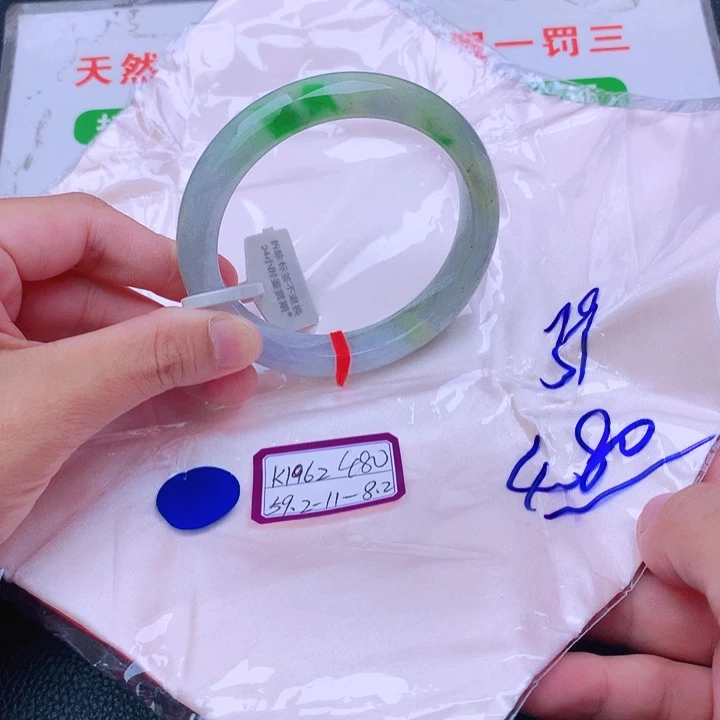 翡翠手镯未镶嵌翡翠