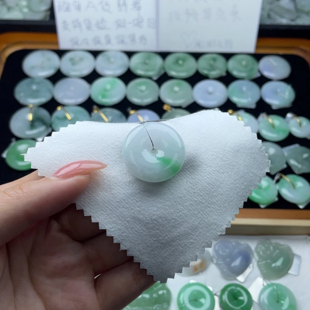 翡翠颈饰未镶嵌平安扣