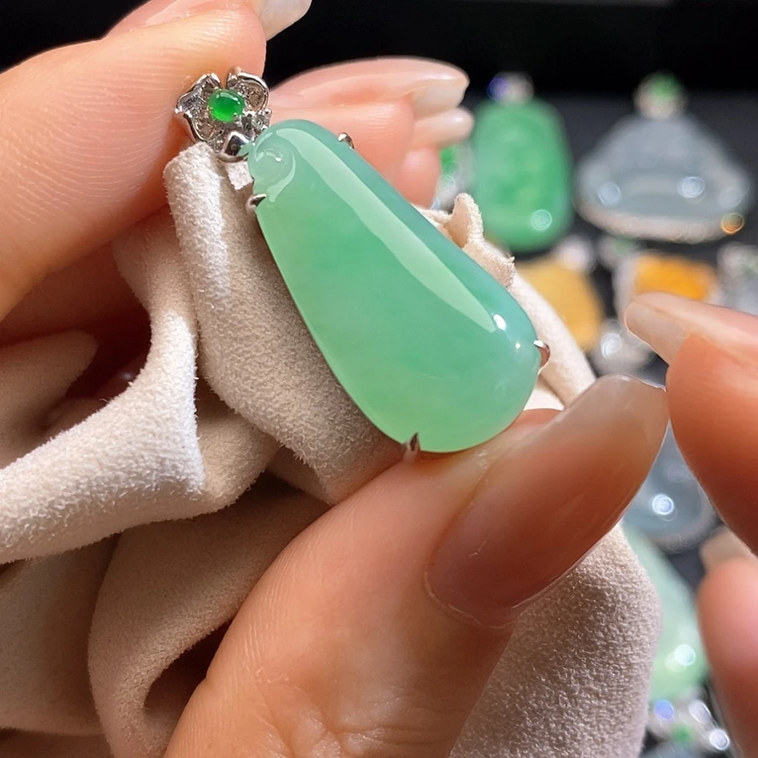 翡翠18K金镶嵌颈饰福瓜