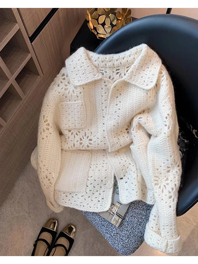 白色镂空翻领毛衣外套女2025秋冬季新款慵懒风气质温柔针织开衫韩