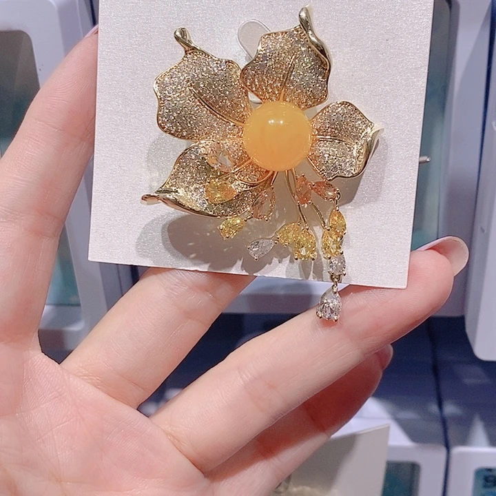 锆石铜合金蜜腊花朵胸针